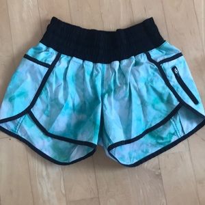 🍋 LULULEMON Blue Green Tie Dye Tracker Short - Size 6